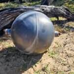 Six réservoirs de fusée échoués sur une plage australienne, zone bouclée par les autorités.