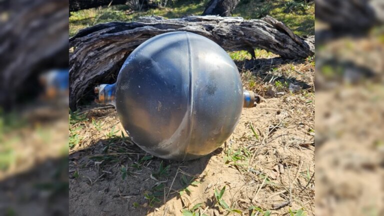Six réservoirs de fusée échoués sur une plage australienne, zone bouclée par les autorités.