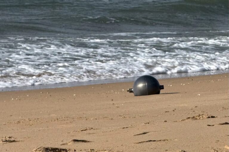 L’Australie enquête sur des sphères mystérieuses découvertes sur ses plages.