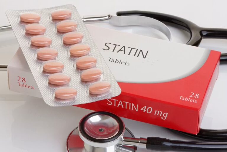 Étude révèle que les effets secondaires musculaires des statines restent rares selon des chercheurs.
