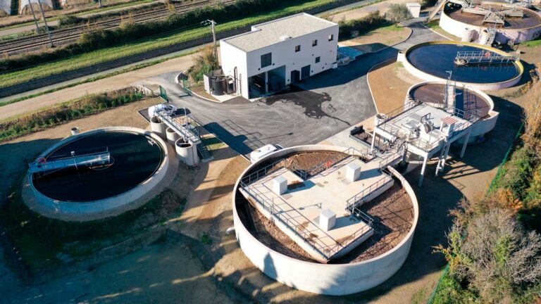 Sénas met en service une station d’épuration innovante pour améliorer la gestion des eaux usées.