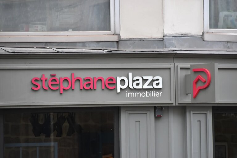 M6 se retire du réseau d’agences de Stéphane Plaza, entraînant des changements dans le secteur immobilier.