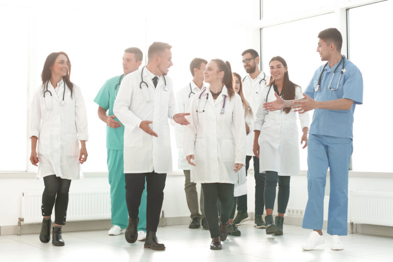 Démographie des professionnels de santé : 16 200 psychiatres recensés en France.