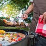 Le barbecue, sport estival populaire : tous les participants deviennent entraîneurs.