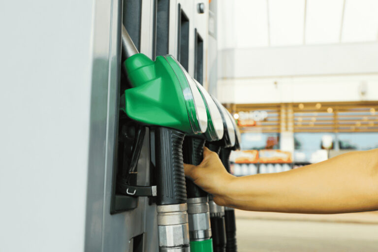 Les prix élevés des carburants sur les autoroutes françaises augmentent le coût des arrêts en aire de service.