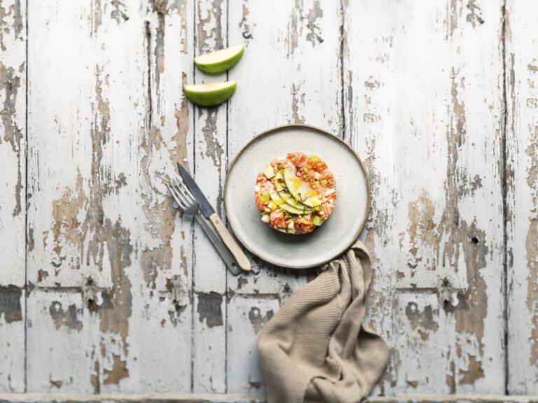 Recette de tartare de saumon à la pomme verte et au gingembre pour un repas frais et léger