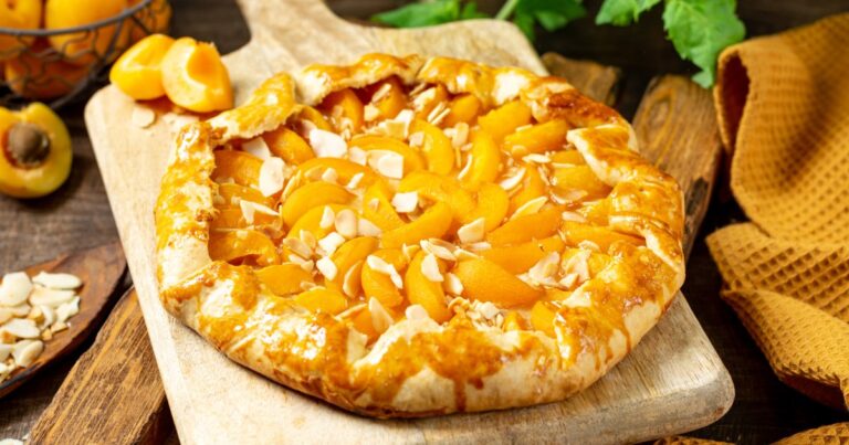 Recette traditionnelle de tarte aux abricots, héritage culinaire français.
