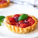 Recette de tartelettes feuilletées aux tomates cerises rôties et parmesan à réaliser facilement.