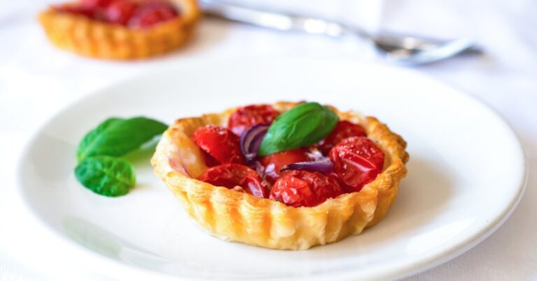 Recette de tartelettes feuilletées aux tomates cerises rôties et parmesan à réaliser facilement.