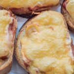 Recette de tartines gratinées jambon-fromage : un plat simple et rapide à préparer.