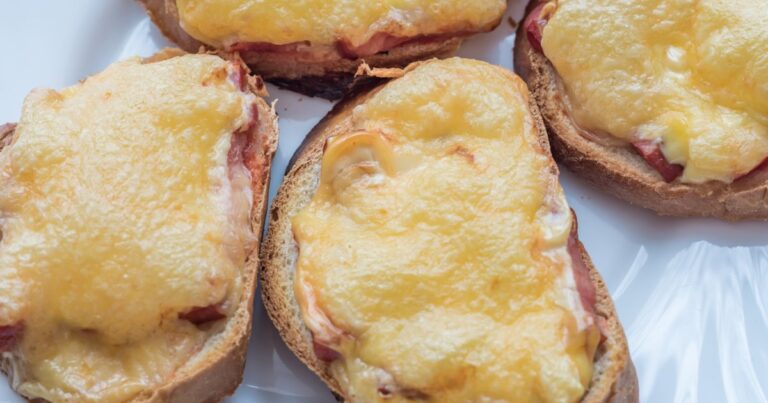 Recette de tartines gratinées jambon-fromage : un plat simple et rapide à préparer.