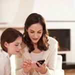 Usage excessif des téléphones portables par les parents suscite l&rsquo;inquiétude des adolescents.