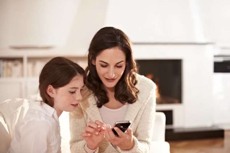 Usage excessif des téléphones portables par les parents suscite l’inquiétude des adolescents.