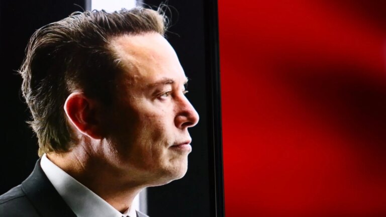 Fusion potentielle entre SpaceX et Tesla : discussions avancent sur un projet commun.