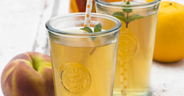 Recette de thé glacé à la pêche et verveine pour un rafraîchissement estival.
