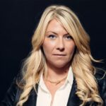 Marine Le Pen choisit l’épée plutôt que le bracelet dans un contexte politique tendu.