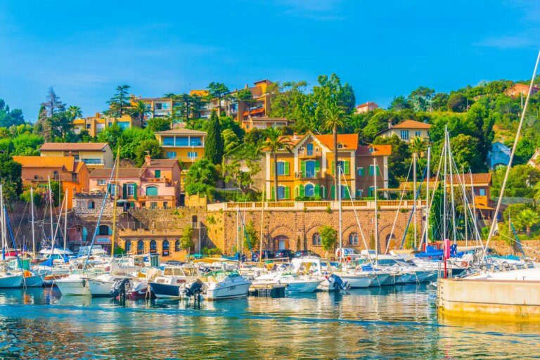 Les Alpes-Maritimes adoptent l’intelligence artificielle pour protéger leur tourisme.