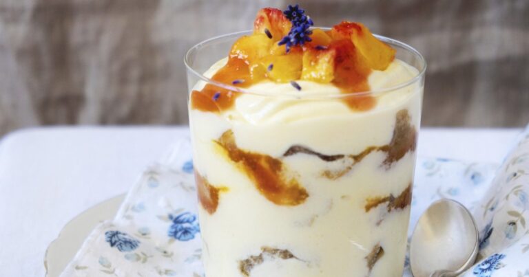 Recette de tiramisù aux pêches fondantes : une variante estivale du dessert italien classique