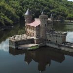 Découverte du château de la Roche, forteresse historique de la Loire en France.