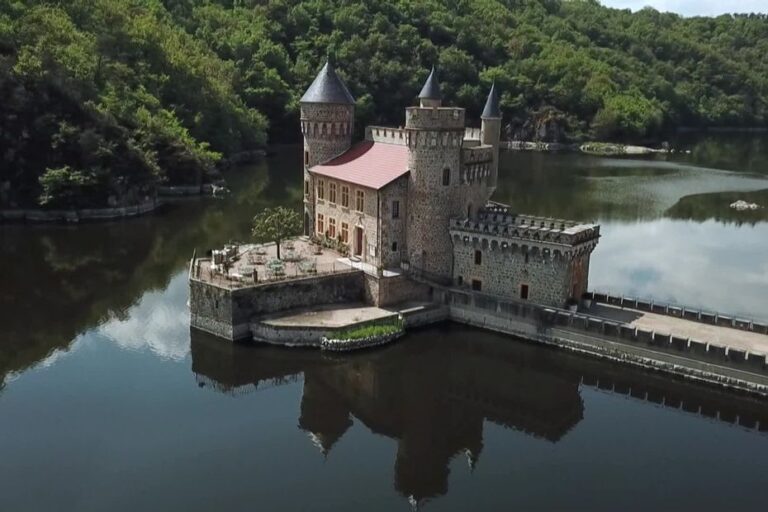 Découverte du château de la Roche, forteresse historique de la Loire en France.