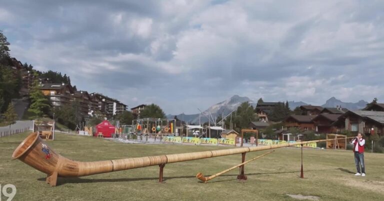 Le plus grand cor des Alpes attire l’attention du public à Nendaz.