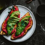 Toasts à l&rsquo;avocat et à la patate douce avec houmous de betterave : une option végétale en hausse.