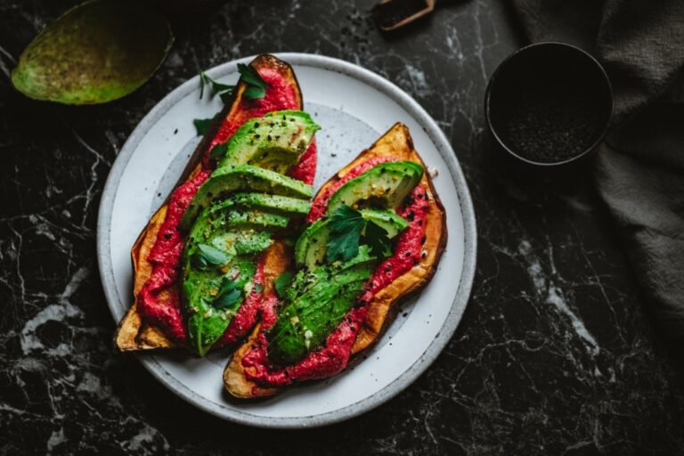 Toasts à l’avocat et à la patate douce avec houmous de betterave : une option végétale en hausse.