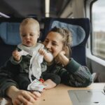 Voyager en train avec des enfants : stratégies pour gérer les jugements des passagers.
