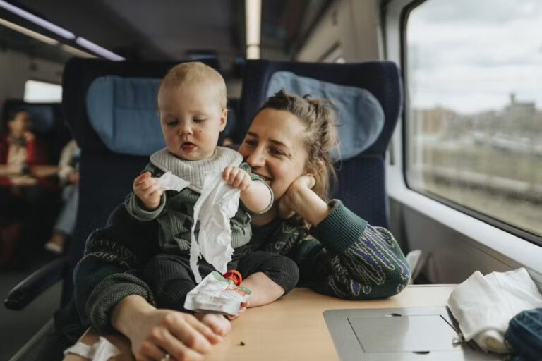 Voyager en train avec des enfants : stratégies pour gérer les jugements des passagers.