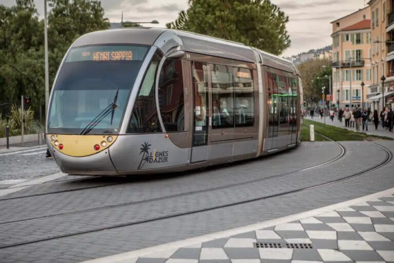 Transports gratuits à Nice : démarches annuelles nécessaires pour les familles