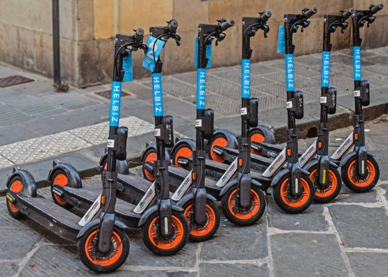 Les trottinettes sans assurance entraînent des coûts élevés pour les utilisateurs en France.