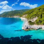 Lagon turquoise et cité antique découverts sous l&rsquo;eau en Méditerranée.