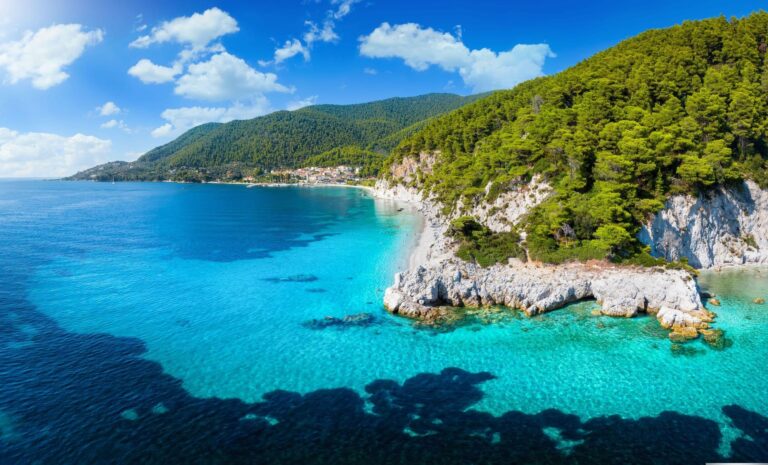 Lagon turquoise et cité antique découverts sous l’eau en Méditerranée.