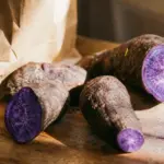 Poudre d&rsquo;ube bio : une alternative sans caféine au matcha pour les consommateurs soucieux de leur santé.