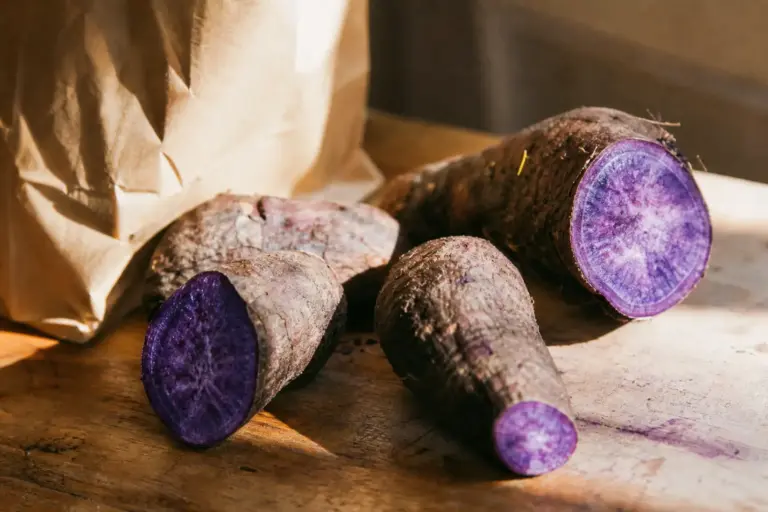 Poudre d’ube bio : une alternative sans caféine au matcha pour les consommateurs soucieux de leur santé.