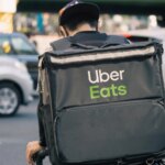 Uber acquiert Delivery Hero pour 12,7 milliards d&rsquo;euros dans le secteur de la livraison de repas.