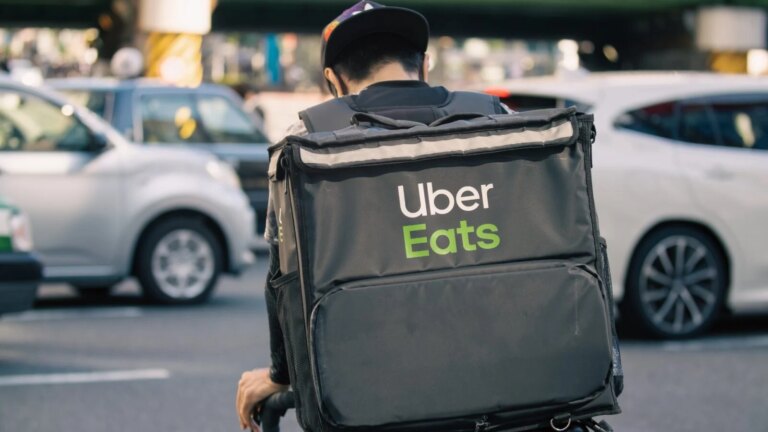 Uber acquiert Delivery Hero pour 12,7 milliards d’euros dans le secteur de la livraison de repas.