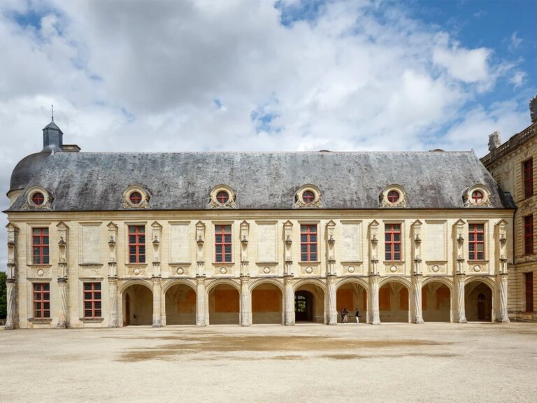 Au château d’Oiron, la collection d’art contemporain suscite des interrogations sur son accessibilité.