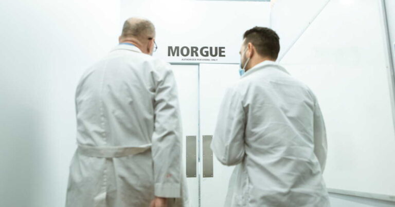 Un enfant déclaré mort après une noyade retrouvé vivant à la morgue aux États-Unis