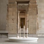 Giacometti exposé au Met de New York dans un cadre inspiré de l’Égypte ancienne.