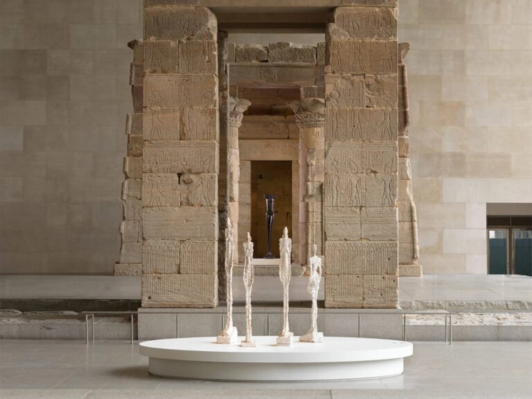 Giacometti exposé au Met de New York dans un cadre inspiré de l’Égypte ancienne.