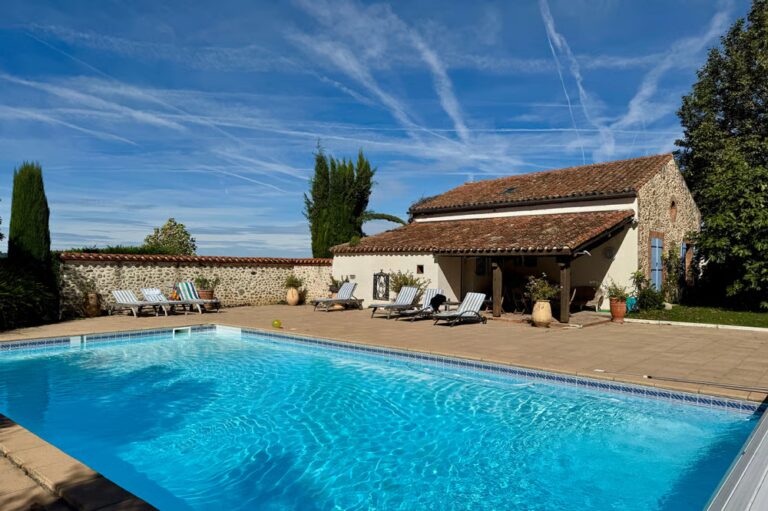 Climatisation et piscines : la canicule influence les annonces immobilières en France.