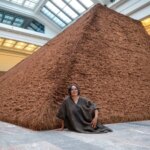 Delcy Morelos présente une installation en terre crue à Bozar, Bruxelles.
