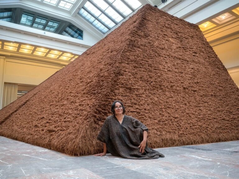 Delcy Morelos présente une installation en terre crue à Bozar, Bruxelles.