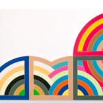 Frank Stella expose son art minimal à Saint-Étienne, attirant un large public.