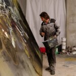 Lionel Sabatté explore la mémoire du bassin aux nymphéas de Monet lors d’une visite d’atelier.