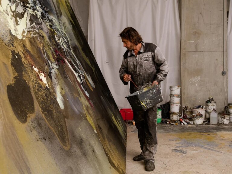 Lionel Sabatté explore la mémoire du bassin aux nymphéas de Monet lors d’une visite d’atelier.
