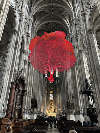 Installation monumentale ‘Le Souffle’ de Lydie Arickx à l’église Saint-Eustache à Paris