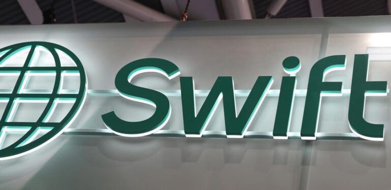 Swift déploie son infrastructure blockchain pour les dépôts tokenisés en réponse à la demande croissante.