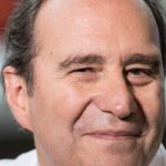 Xavier Niel renforce sa position dans le secteur des télécoms par des acquisitions stratégiques.